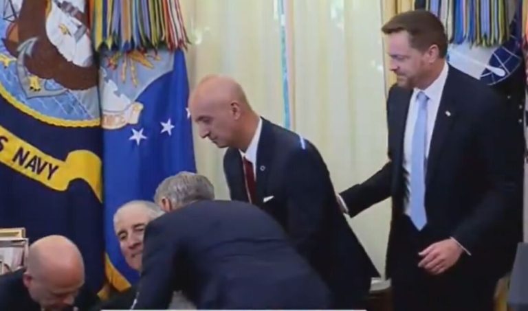 Αναστάτωση στο Οβάλ Γραφείο: Άνδρας κατέρρευσε μπροστά στον Τραμπ σε live μετάδοση