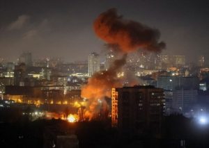 Επίθεση της Ρωσίας σε «κάθε συνοικία» του Κιέβου – Φωτιές και τραυματίες