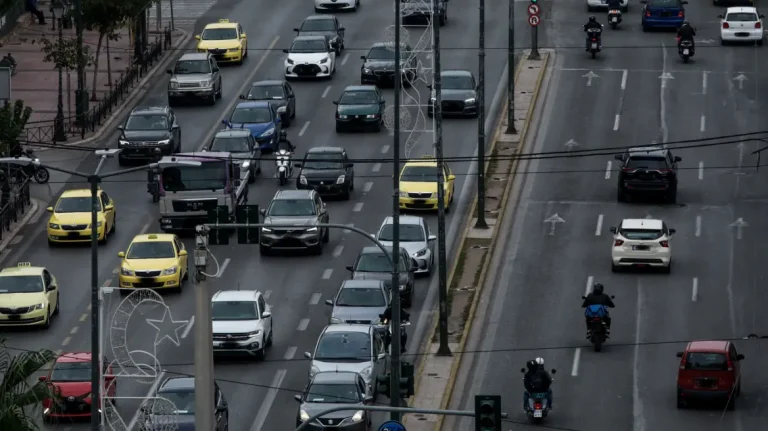 Κίνηση στους δρόμους: Στο «κόκκινο» ο Κηφισός – Καθυστερήσεις 30′ στην Αττική Οδό