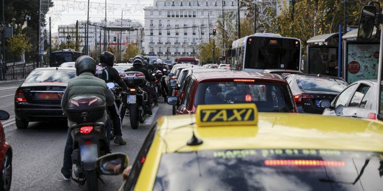 Κομφούζιο στους δρόμους της Αττικής μετά την έκτακτη στάση σε μετρό, τραμ, ηλεκτρικό