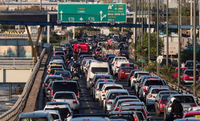Κίνηση στους δρόμους: Μποτιλιάρισμα στην Παραλιακή έπειτα από καραμπόλα 3 ΙΧ στο ρεύμα προς Πειραιά