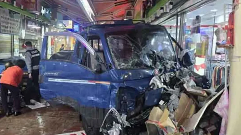 Σοκ στη Νότια Κορέα: Φορτηγάκι έπεσε σε αγορά – 20 τραυματίες