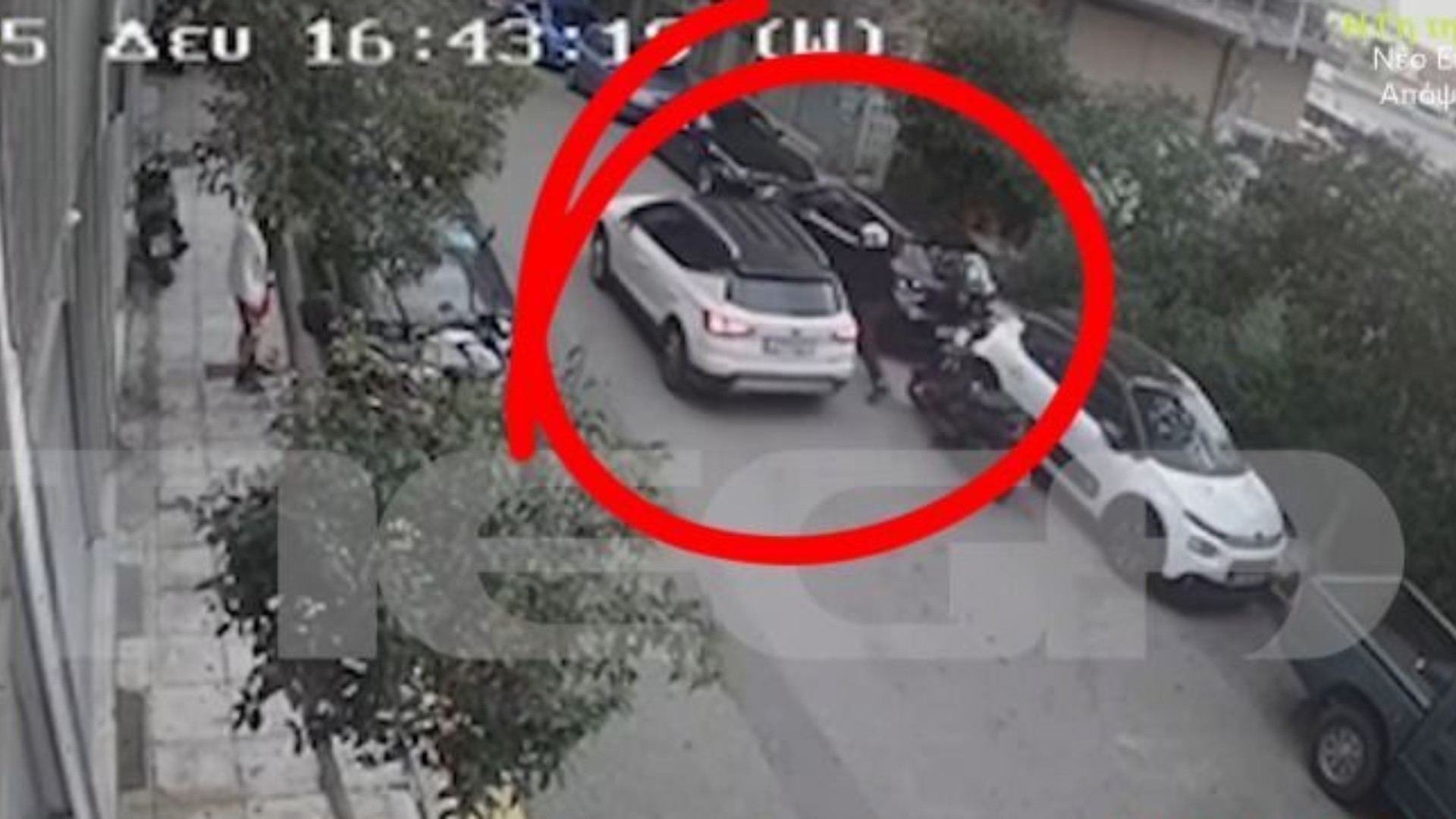 Η στιγμή που ο 58χρονος ψεκάζει με σπρέι πιπεριού τον 29χρονο στον Νέο Κόσμο