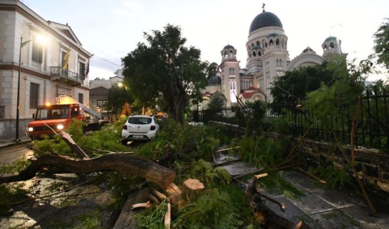 Δ. Πατρέων: Σε εξέλιξη η αποκατάσταση ζημιών από τη χθεσινή ανεμοθύελλα