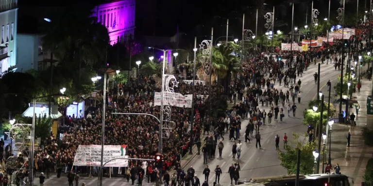 Ολοκληρώνεται η πορεία στην αμερικανική πρεσβεία – Πάνω από 15.000 οι διαδηλωτές