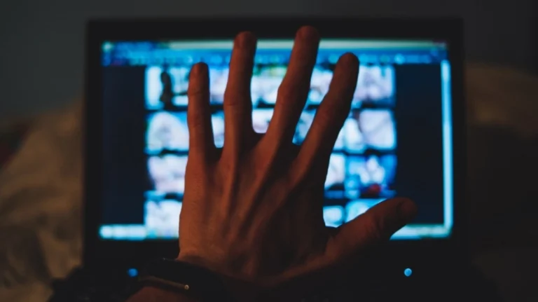 Η Βρετανία ποινικοποιεί την πορνογραφία με σκηνές στραγγαλισμού