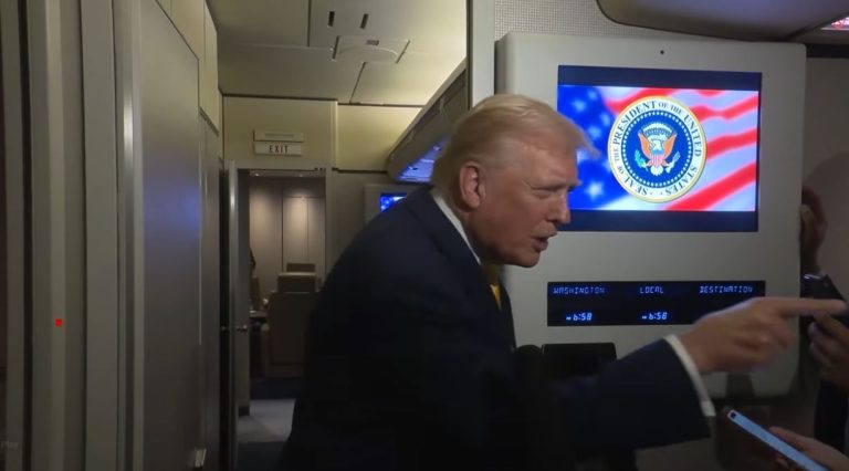 Επίθεση Τραμπ σε δημοσιογράφο που έθετε «ενοχλητικές» ερωτήσεις: «Σιωπή γουρουνίτσα!»