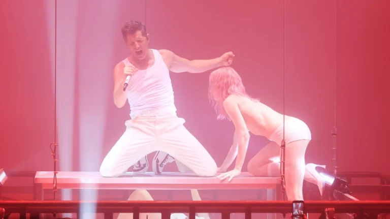 Σάκης Ρουβάς: Έπεσε από πλατφόρμα μαζί με τη χορεύτριά του