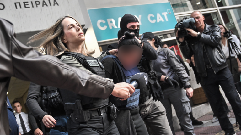 Σαλαμίνα: Στα δικαστήρια Πειραιά η 46χρονη που σκότωσε την πεθερά της