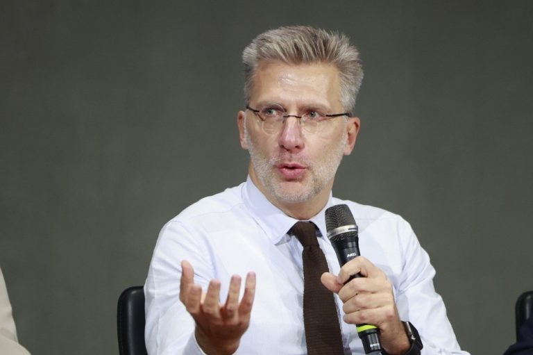 Σκέρτσος: Μάχη οπισθοφυλακής από την Αντιπολίτευση για ένα μοντέλο ταχυδρομικής λειτουργίας που δεν υπάρχει πλέον στον κόσμο