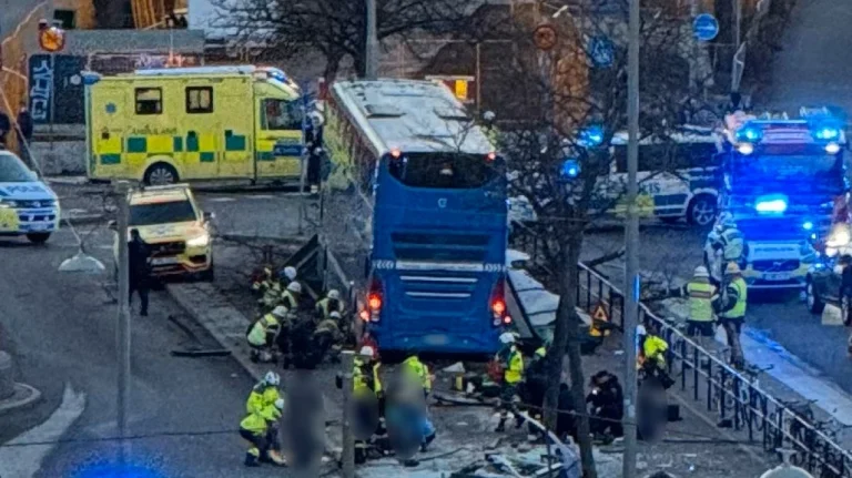 Συναγερμός στη Στοκχόλμη: Λεωφορείο έπεσε σε στάση