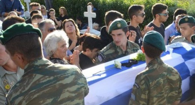 Σπαραγμός στο Τυμπάκι: Στρατιωτικές τιμές στην κηδεία του 19χρονου
