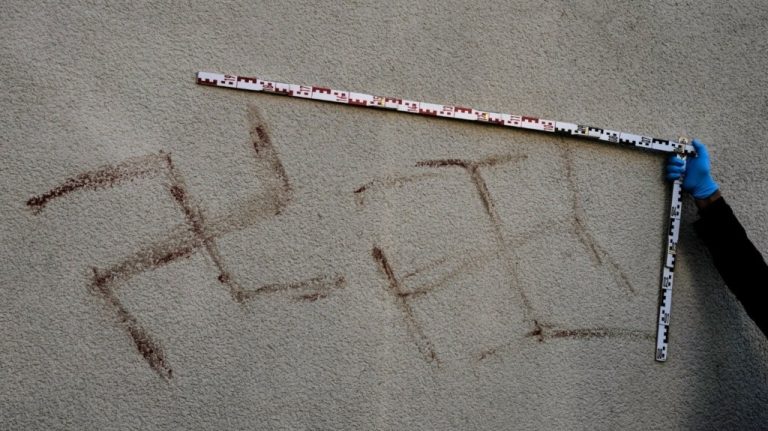 Γερμανία: Ρουμάνος πολίτης συνελήφθη επειδή ζωγράφισε σβάστικες με αίμα