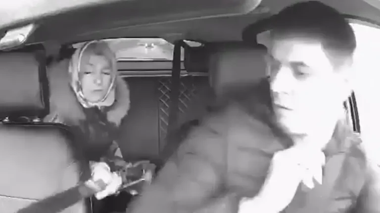 Απίστευτο περιστατικό στη Ρωσία: Γυναίκα έβγαλε ματσέτα επειδή δεν της άρεσε το τραγούδι που διάλεξε ο ταξιτζής