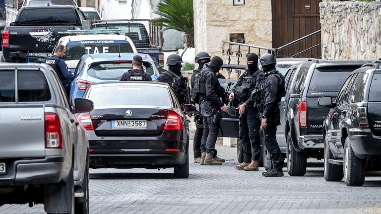 Μακελειό στα Βορίζια: Παραδόθηκε και συνελήφθη μέλος οικογένειας που εμπλέκεται στο περιστατικό