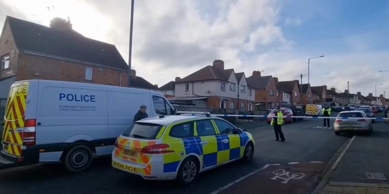 Φρίκη στη Βρετανία: 68χρονος έσφαξε την πρώην συζυγό του με 19 μαχαιριές πάνω από τον τάφο του γιου τους