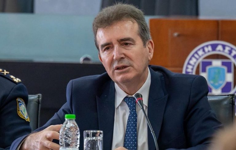 Σήμερα οι ανακοινώσεις Χρυσοχοΐδη για την οπλοκατοχή