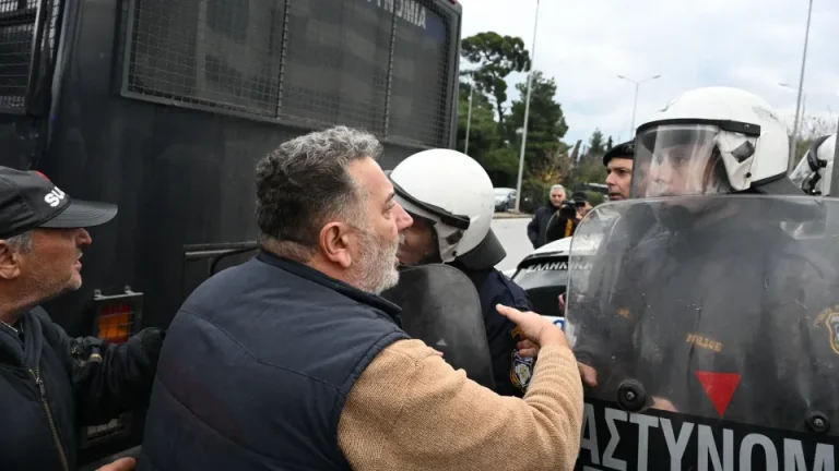 Ένταση στη Θεσσαλονίκη μεταξύ αγροτών και ΜΑΤ
