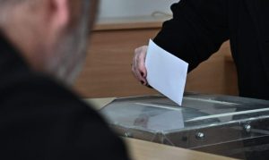 Δημοσκόπηση Metron Analysis: Σταθερό προβάδισμα για ΝΔ και Μητσοτάκη