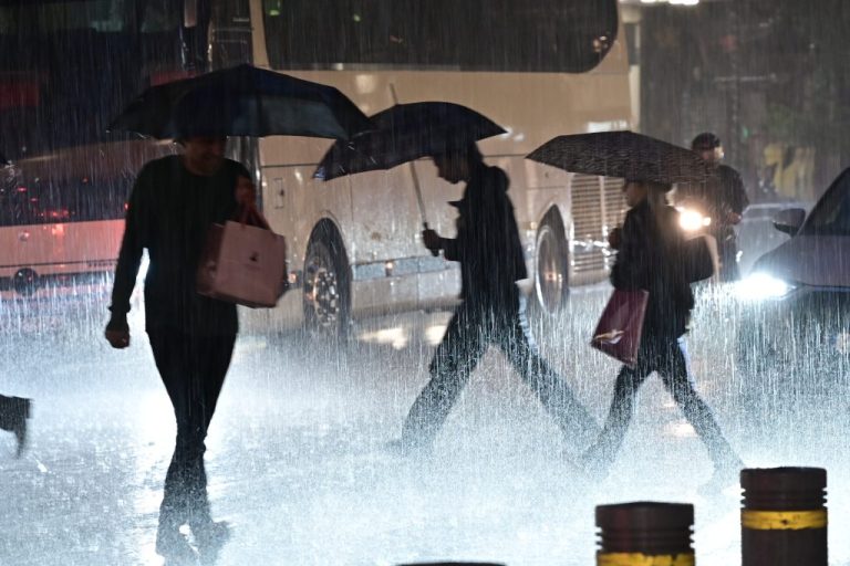 Σφοδρή κακοκαιρία χτυπά αυτήν την ώρα την Αττική