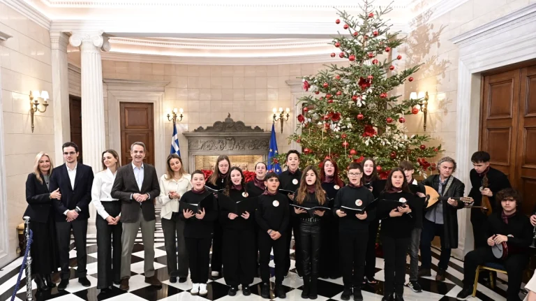 Τα χριστουγεννιάτικα κάλαντα στον Κυριάκο Μητσοτάκη (βίντεο)