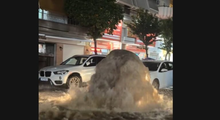 Κακοκαιρία Byron: «Σιντριβάνι» στη μέση δρόμου της Καλλιθέας μετά από 40 λεπτά βροχής