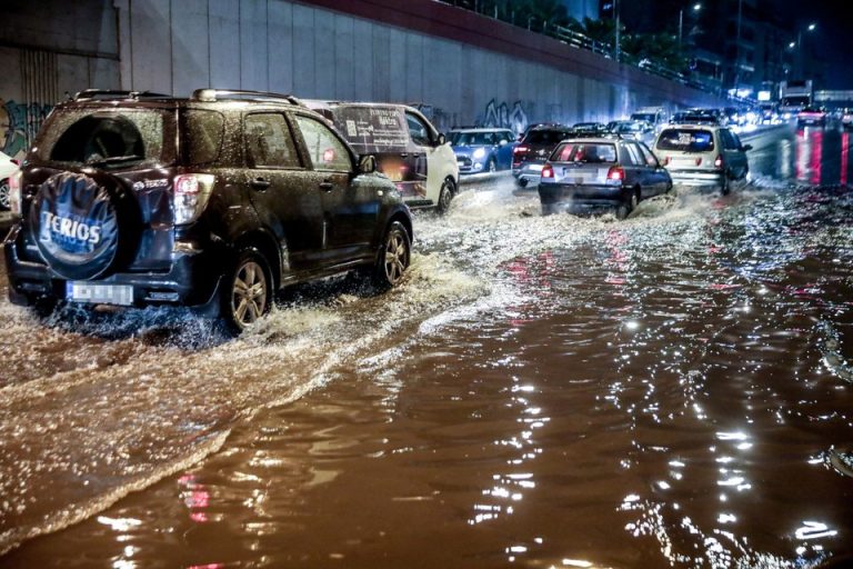 Σφοδρό το πέρασμα της κακοκαιρίας BYRON: Πλημμύρες και ζημιές στην Αττική, κλειστή η Αθηνών-Κορίνθου 