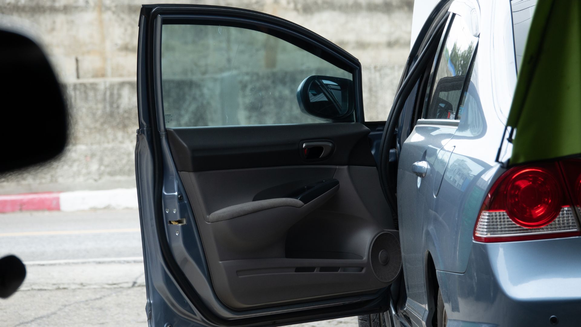 Κύπρος: 63χρονος πήγε να βοηθήσει οδηγό να σταθμεύσει και εγκλωβίστηκε ο λαιμός του στην πόρτα