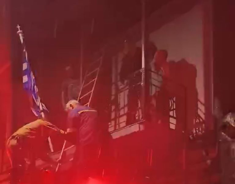 Δραματική διάσωση μητέρας και γιου από το φλεγόμενο σπίτι τους στη Χίο