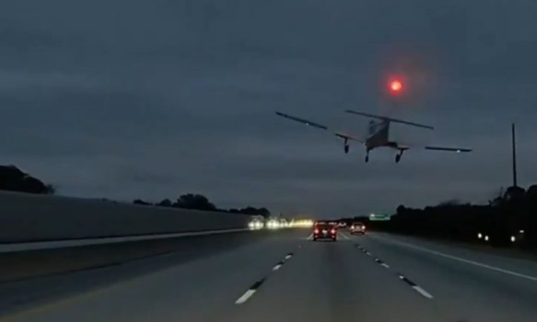 Φλόριντα: Η στιγμή που αεροσκάφος κάνει αναγκαστική προσγείωση σε αυτοκινητόδρομο