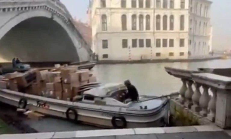 Ιταλία: Γυναίκα έκλεψε βάρκα στη Βενετία και προσέκρουσε στη γέφυρα Ριάλτο