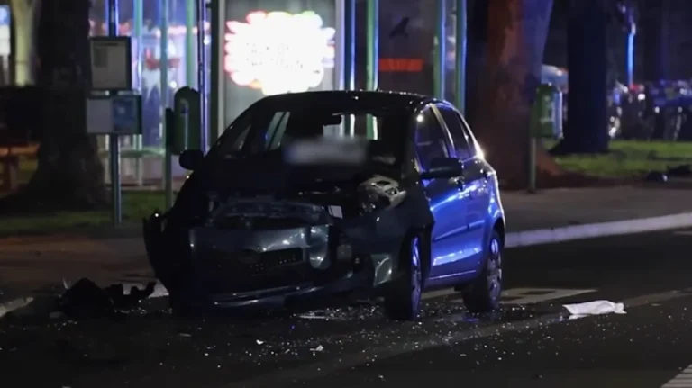 Αυτοκίνητο έπεσε σε στάση λεωφορείου στο Γκίσεν – Δείτε βίντεο