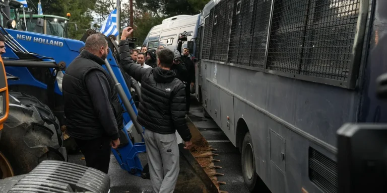 Αγρότες με τρακτέρ επιτίθενται σε πεζούς άνδρες των ΜΑΤ στη Θεσσαλονίκη: «Πάτα τον τον π@@στη!»