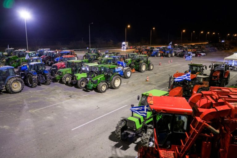 Αγρότες: Πρωτοχρονιά στα μπλόκα – Διασπάστηκε το μπλόκο στα Πράσινα Φανάρια