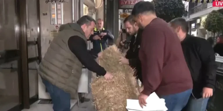 Διαμαρτυρία αγροτών έξω από γραφεία βουλευτών της ΝΔ στη Λάρισα