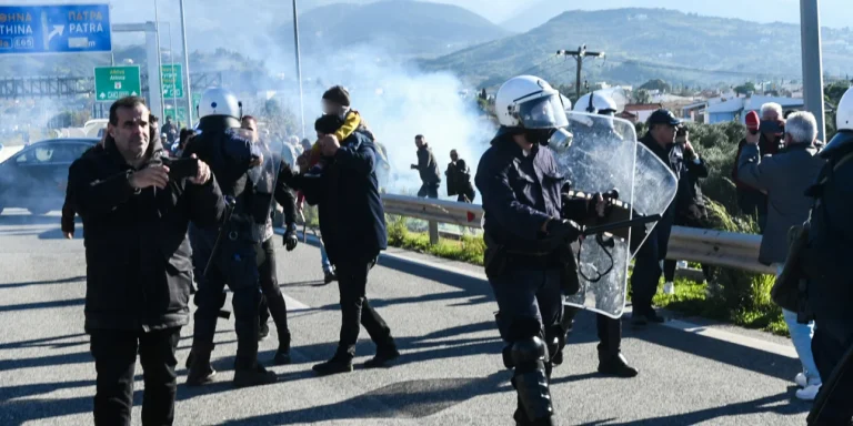 Μπλόκα αγροτών: Ξύλο και χημικά στη γέφυρα Ρίου-Αντιρρίου