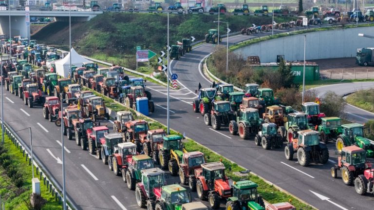 Έξοδος για τα Χριστούγεννα με μπλόκα: Άνοιξαν δύο λωρίδες κυκλοφορίας στο Σχηματάρι