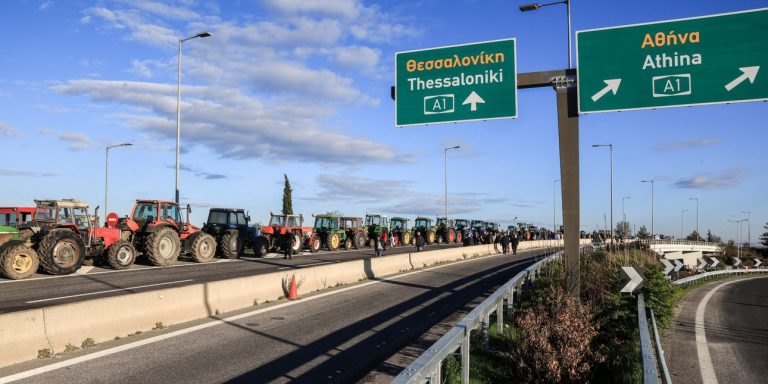 Μπλόκα αγροτών στη Λάρισα: Κλειστή η Εθνική Οδός Αθηνών-Θεσσαλονίκης στη Νίκαια