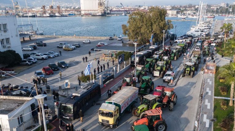 Μπλόκα αγροτών: Έφτασαν τα πρώτα τρακτέρ στον Βόλο για να αποκλείσουν το λιμάνι