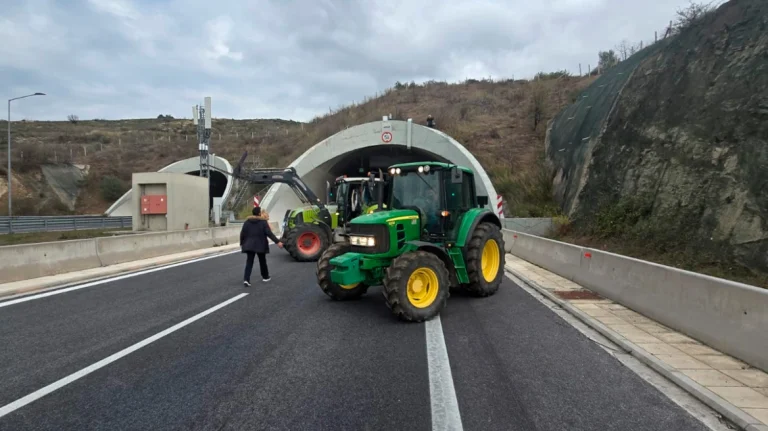 Οι αγρότες έκλεισαν τις σήραγγες στα Τέμπη για τα φορτηγά
