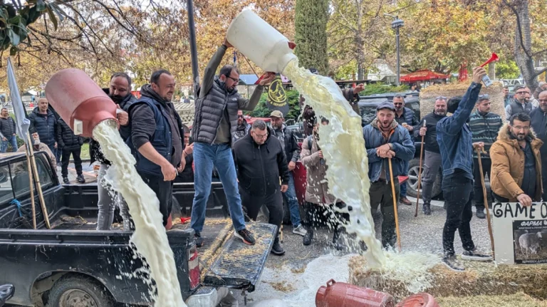 Στα μπλόκα και σήμερα οι αγρότες – Θα κλείσουν λιμάνια και αεροδρόμια στην Κρήτη