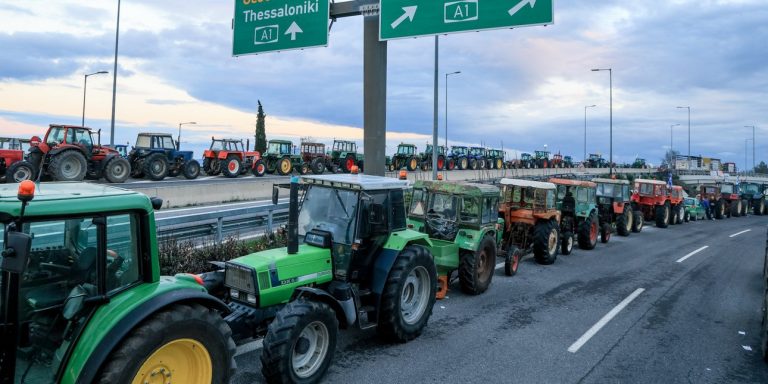 Κλιμακώνουν τις κινητοποιήσεις οι αγρότες: Κλείνουν δρόμοι, ενισχύονται τα μπλόκα 