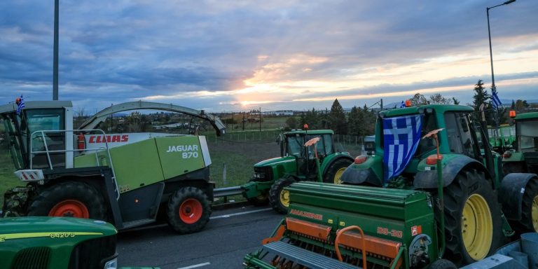 Λάρισα: Παραμένουν οι αγρότες στο μπλόκο της Νίκαιας – Κλειστή η Εθνική Οδός Αθηνών-Θεσσαλονίκης