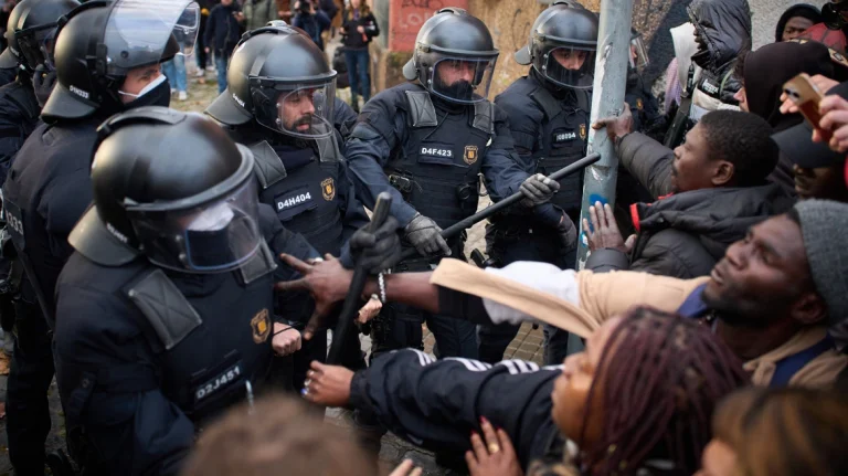 Ισπανία: Εκατοντάδες μετανάστες εκδιώχθηκαν από πρώην λύκειο όπου είχαν βρει καταφύγιο