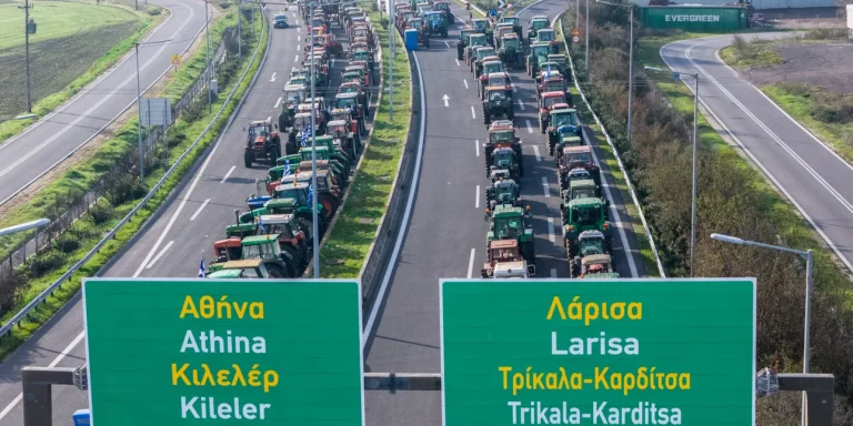 Ξεκινά η έξοδος των Χριστουγέννων – Οι αγρότες ανοίγουν λωρίδες και αλλάζουν θέσεις στα τρακτέρ τους