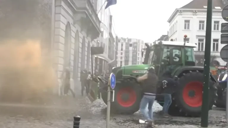 Επεισόδια και δακρυγόνα στη συγκέντρωση των αγροτών στις Βρυξέλλες
