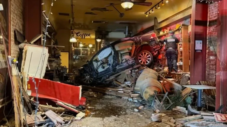 Καλιφόρνια: 90χρονος έπεσε με το αυτοκίνητο σε καφετέρια και τη διέλυσε – Δείτε βίντεο