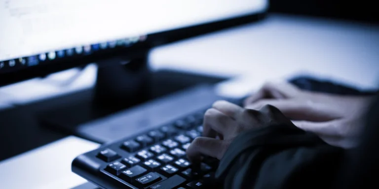 Σοκάρει η απάντηση αστυνομικού σε μητέρα που κατήγγειλε παιδόφιλο: «Απλά κάντε μπλοκ»