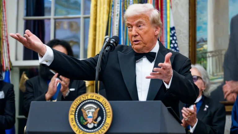 Ο Ντόναλντ Τραμπ παρουσίασε τη χρυσή βίζα που τον απεικονίζει