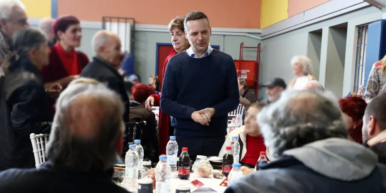 Χριστουγεννιάτικο Γεύμα Αγάπης από τον Δήμο Αθηναίων σε 1.300 άστεγους